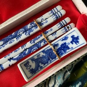 1 set of porcelain chopsticks